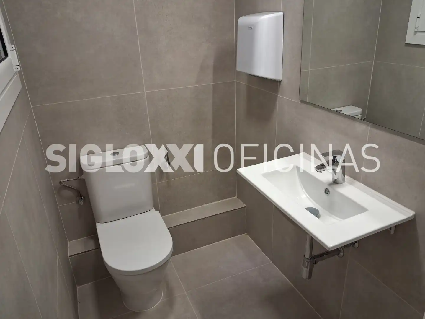 Baño de Oficina de alquiler en Barcelona con Aire acondicionado y Calefacción