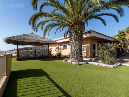 Vista exterior de Casa o xalet en venda en Adeje amb Jardí privat, Terrassa i Piscina