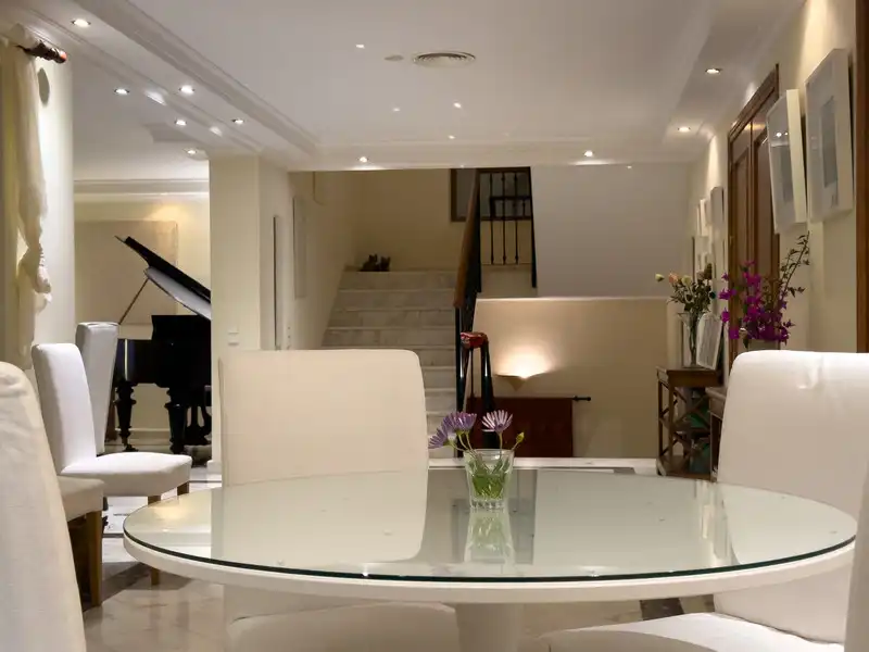 Menjador de Casa o xalet de lloguer en Marbella amb Aire condicionat, Jardí privat i Terrassa