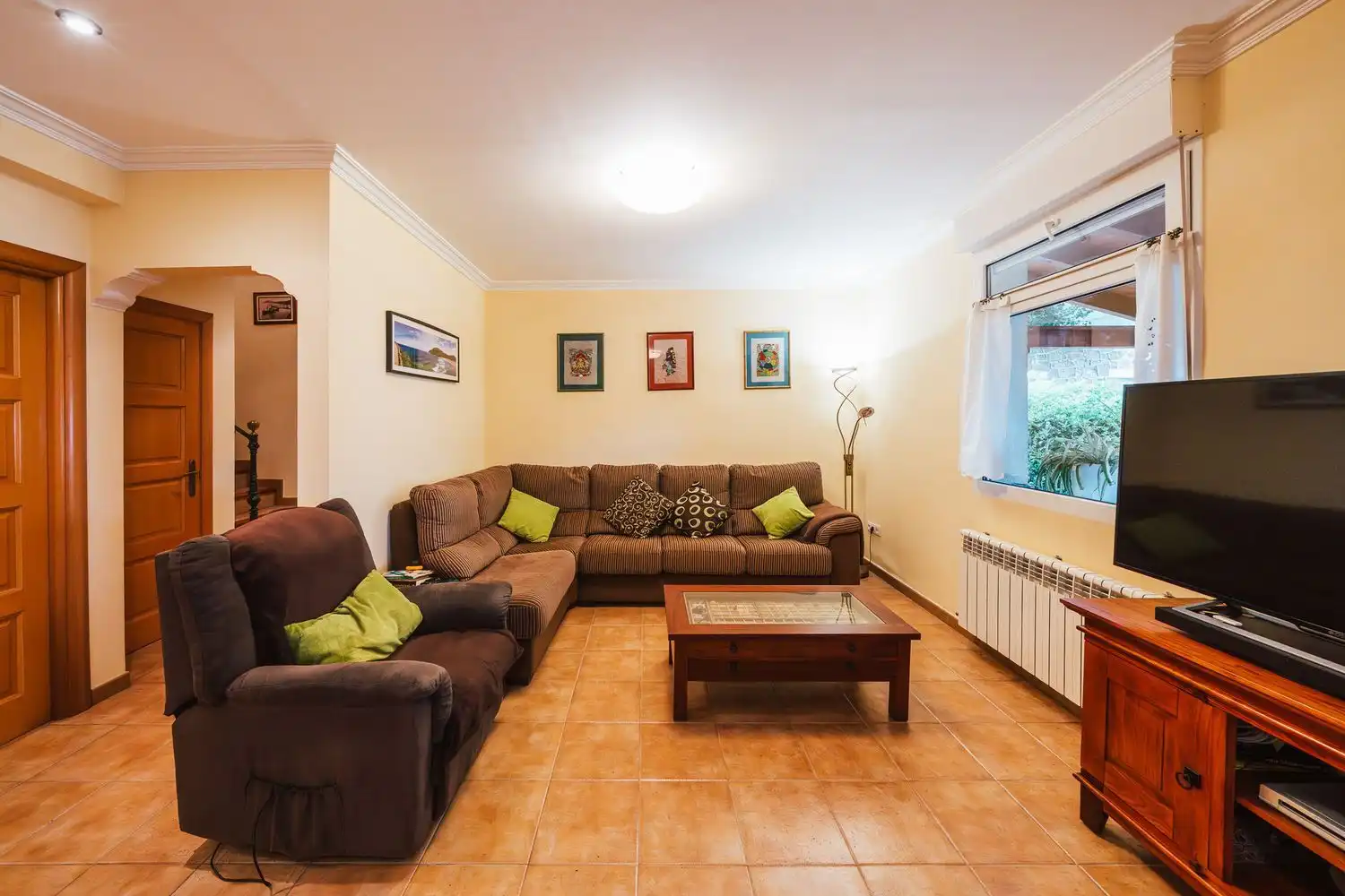 Wohnzimmer von Country house zum Verkauf in Muskiz mit Privatgarten, Terrasse und Balkon