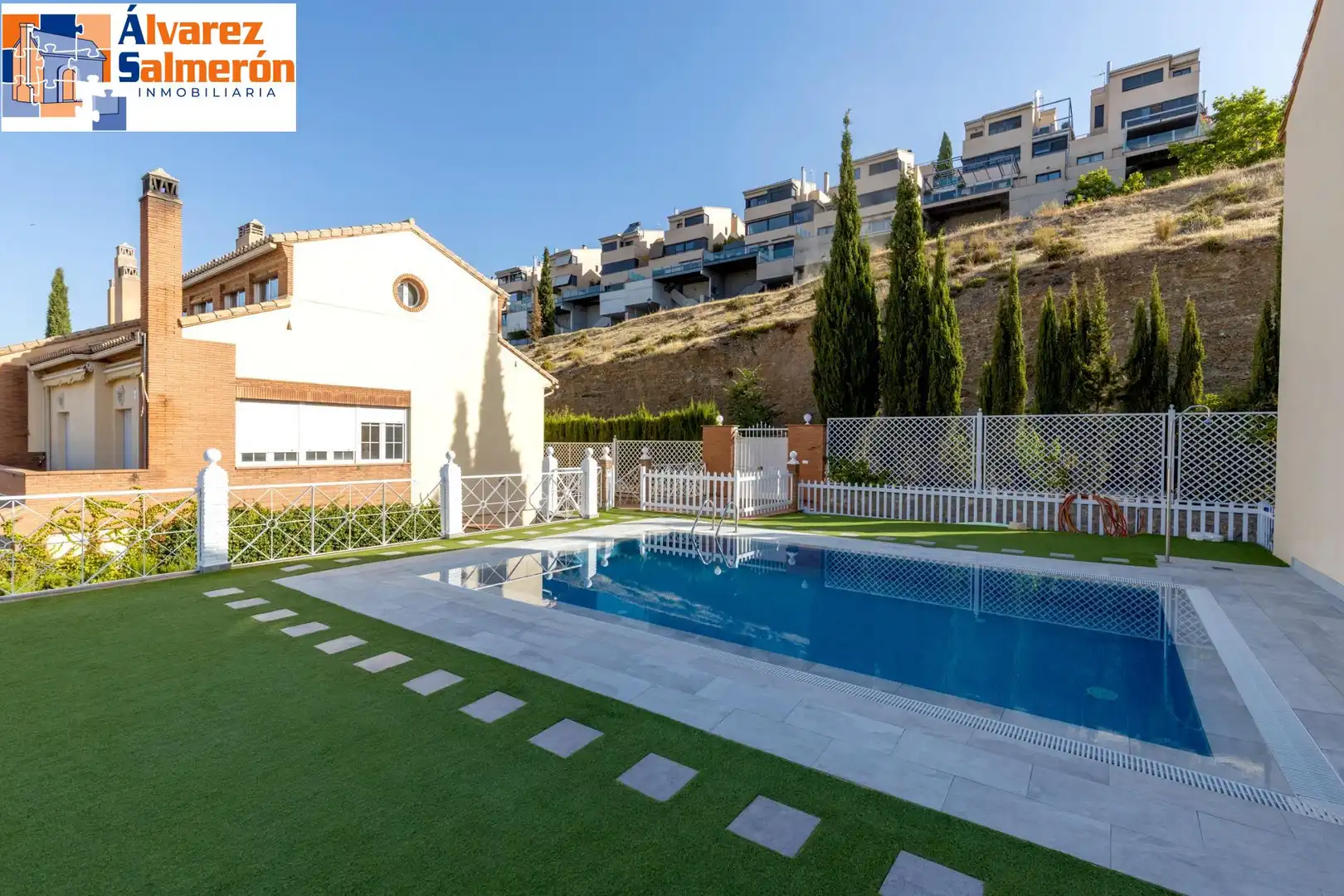 Schwimmbecken von Einfamilien-Reihenhaus zum Verkauf in Granada mit Klimaanlage, Heizung und Terrasse