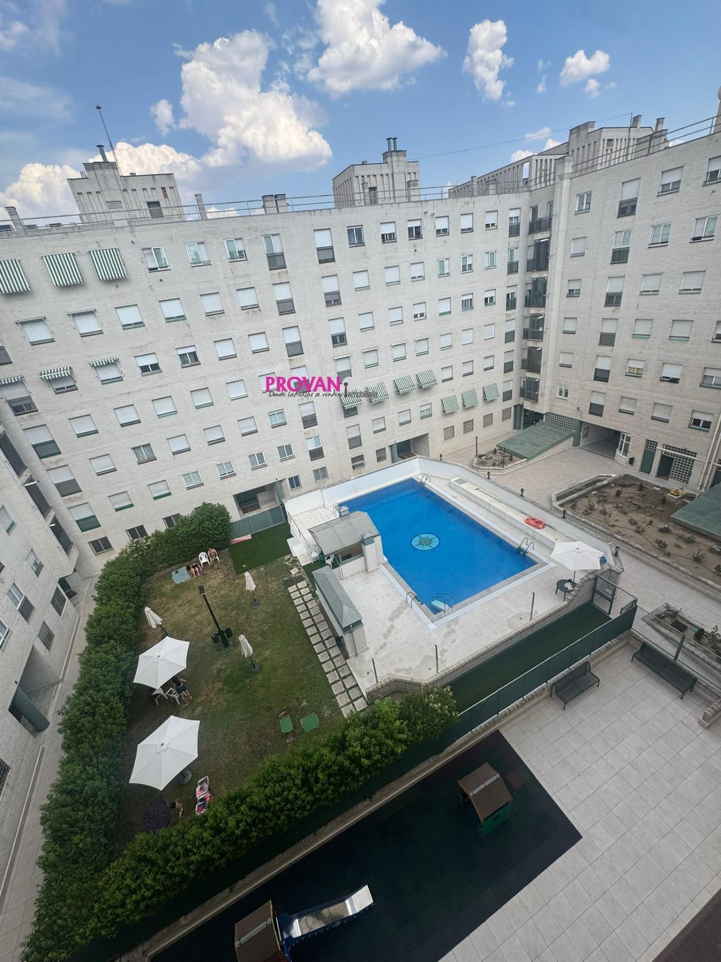 Piscina de Apartamento en venta en  Madrid Capital con Calefacción y Piscina comunitaria