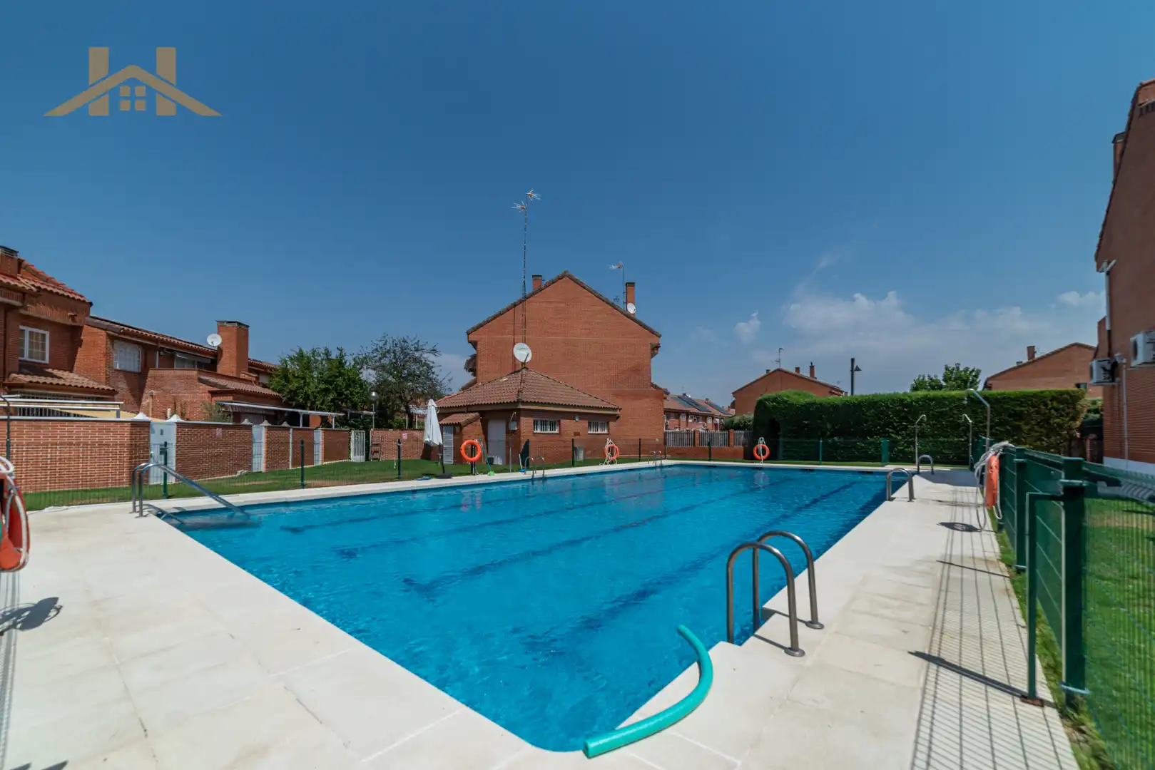 Piscina de Casa adosada en venta en Navalcarnero con Aire acondicionado, Calefacción y Jardín privado