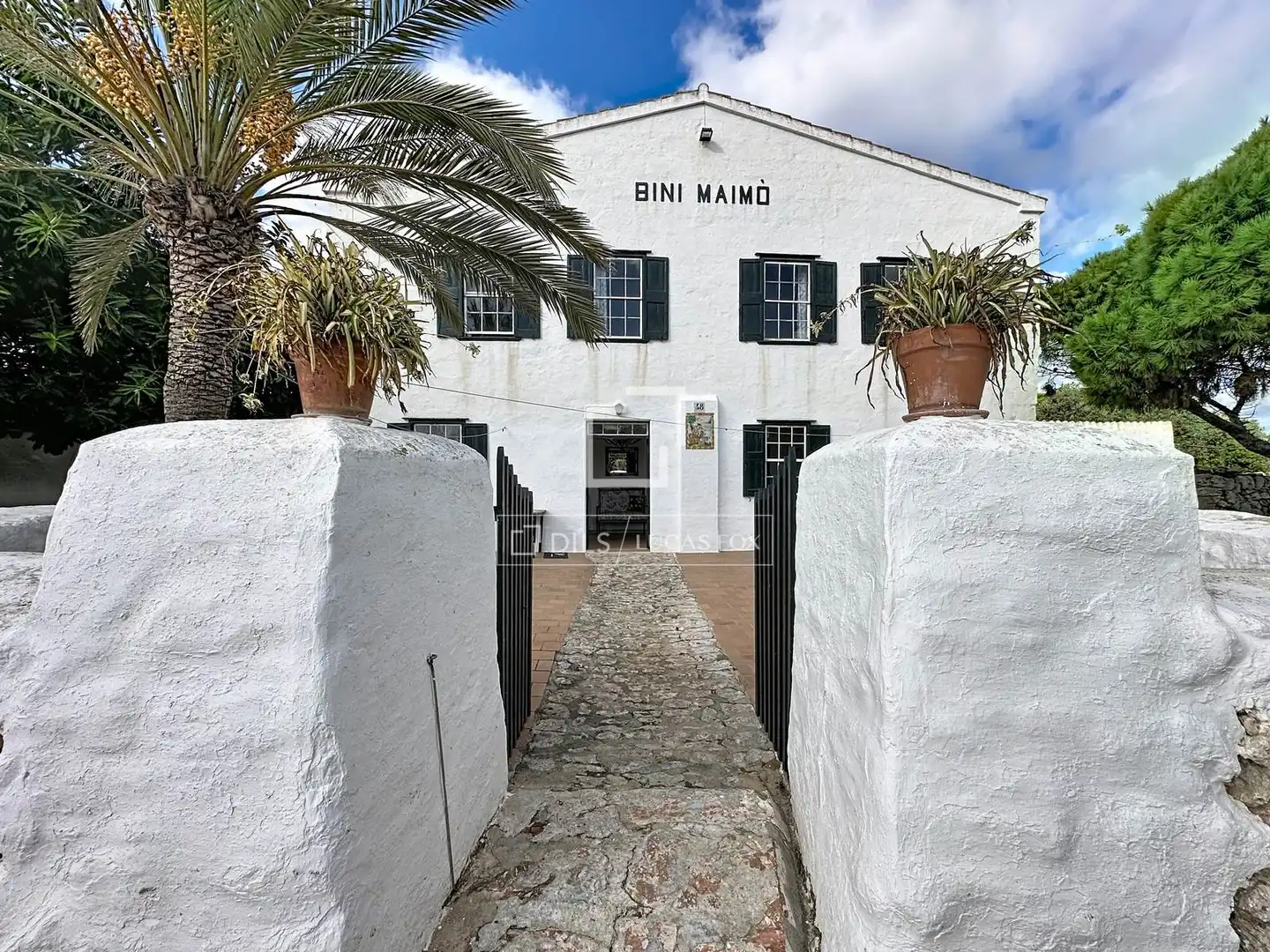 Außenansicht von Country house zum Verkauf in Es Castell mit Privatgarten, Abstellraum und Balkon
