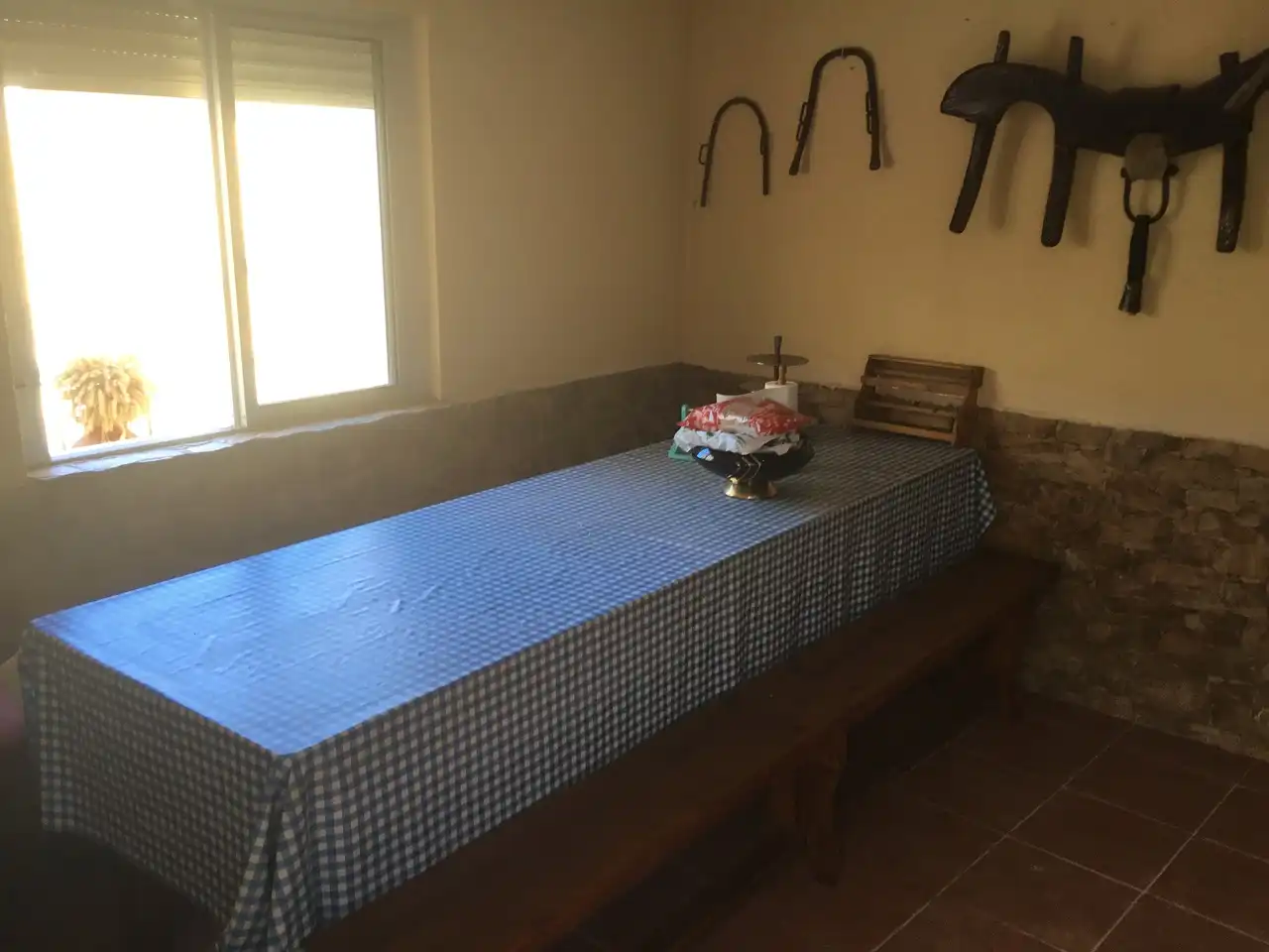 Menjador de Casa adosada en venda en Villamayor de los Montes amb Calefacció, Parquet i Moblat