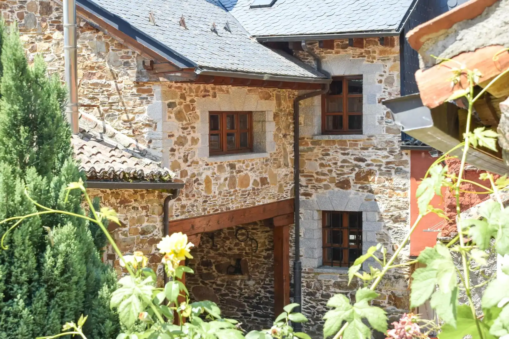 Vista exterior de Finca rústica en venda en Riello amb Calefacció
