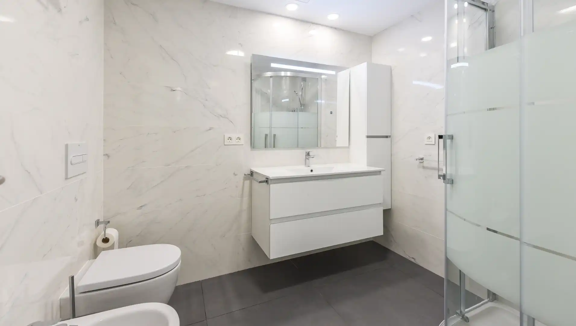 Badezimmer von Wohnung zur Miete in Fuengirola mit Klimaanlage, Heizung und Privatgarten