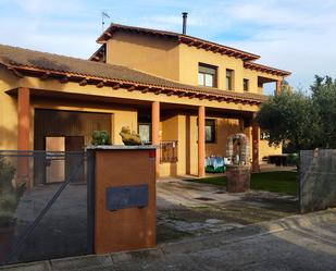 Vista exterior de Casa o xalet en venda en La Puebla de Castro amb Jardí privat