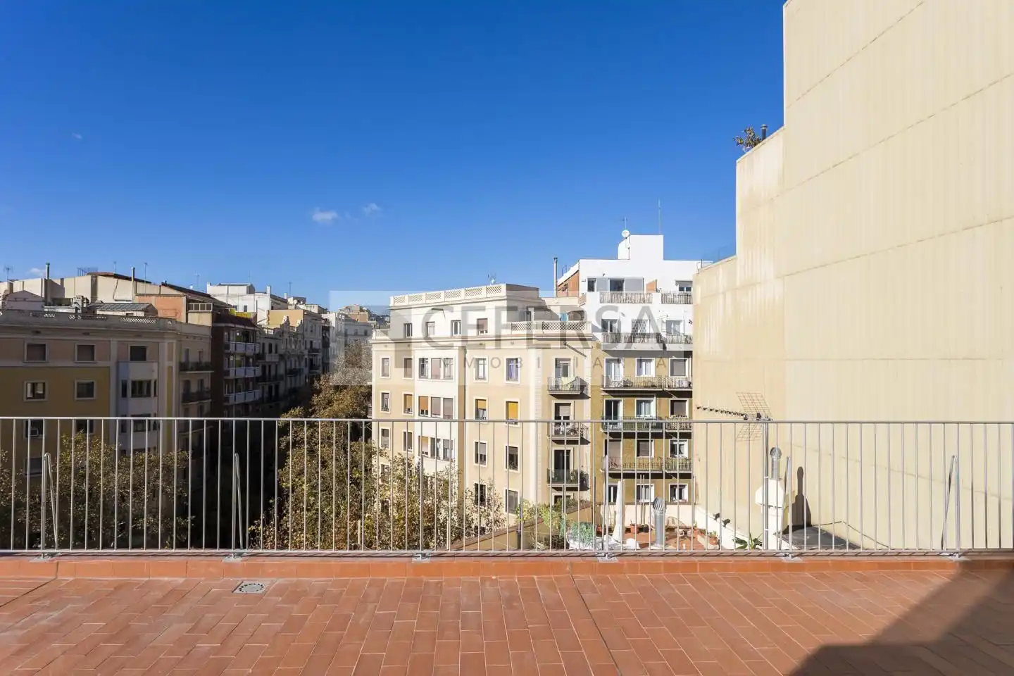 Planta baja en venta en De Sardenya, Sagrada Família