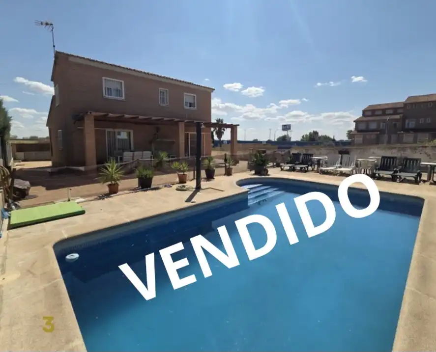 Chalet con piscina en venta en Calle de Santander 127