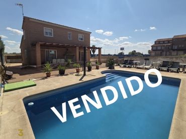 Xalet amb piscina en venda a Calle de Santander 127
