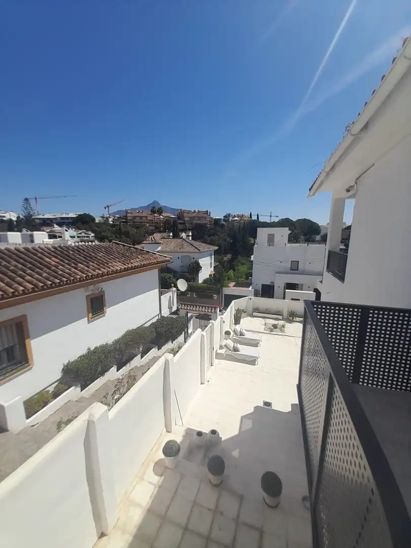 Vista exterior de Casa o xalet en venda en Marbella amb Aire condicionat, Jardí privat i Terrassa