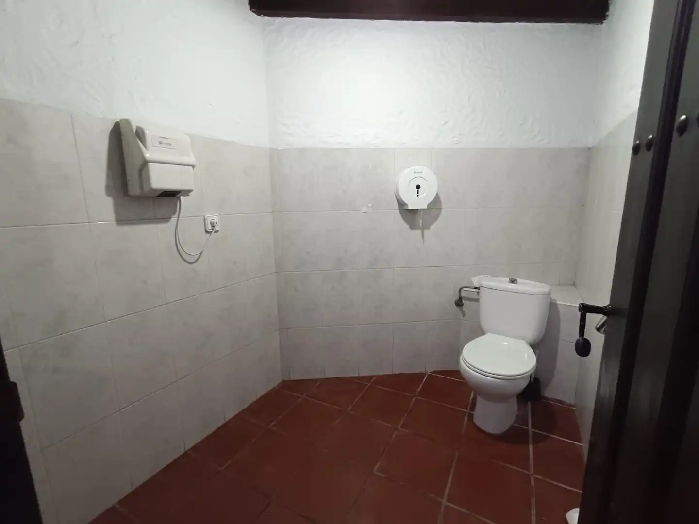 Baño de Local de alquiler en Canillas de Aceituno con Aire acondicionado y Amueblado