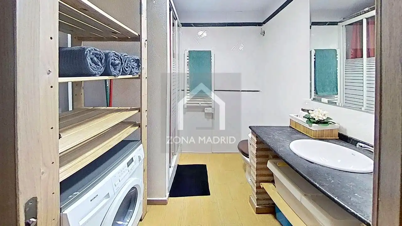 Badezimmer von Erdgeschoss zum Verkauf in Madrid mit Möbliert