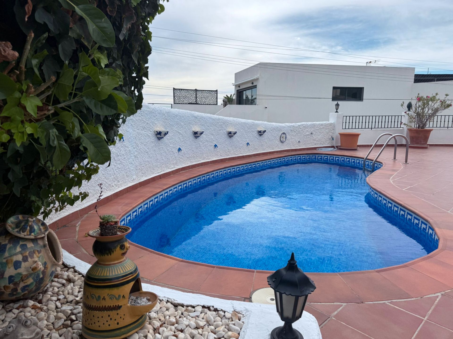 Piscina de Casa adosada en venda en Nerja amb Aire condicionat, Jardí privat i Terrassa