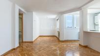 Sala d'estar de Pis en venda en  Madrid Capital amb Calefacció, Parquet i Traster