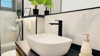 Bathroom of Flat for sale in  Barcelona Capital  with Air Conditioner, Heating and Parquet flooring