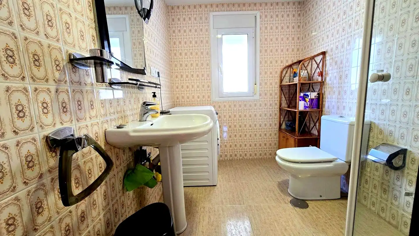 Badezimmer von Wohnungen zum Verkauf in Gandia mit Klimaanlage, Terrasse und Möbliert