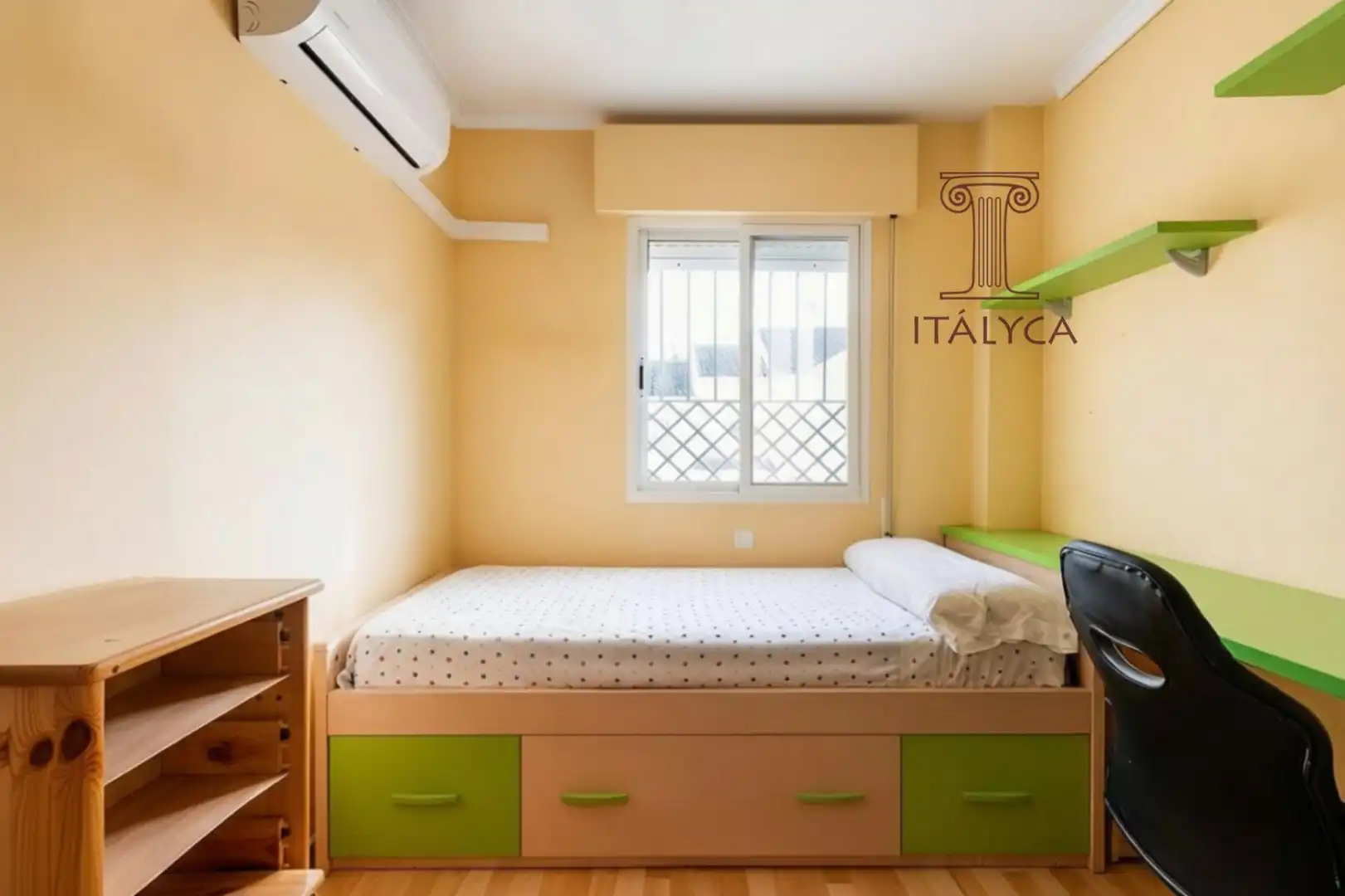 Habitación de Casa adosada en venta en Tomares con Aire acondicionado, Terraza y Trastero