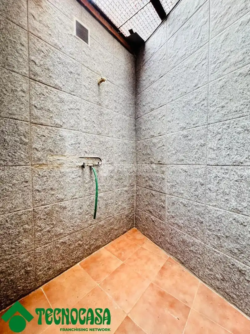 Baño de Casa adosada en venta en Los Navalmorales con Aire acondicionado y Terraza