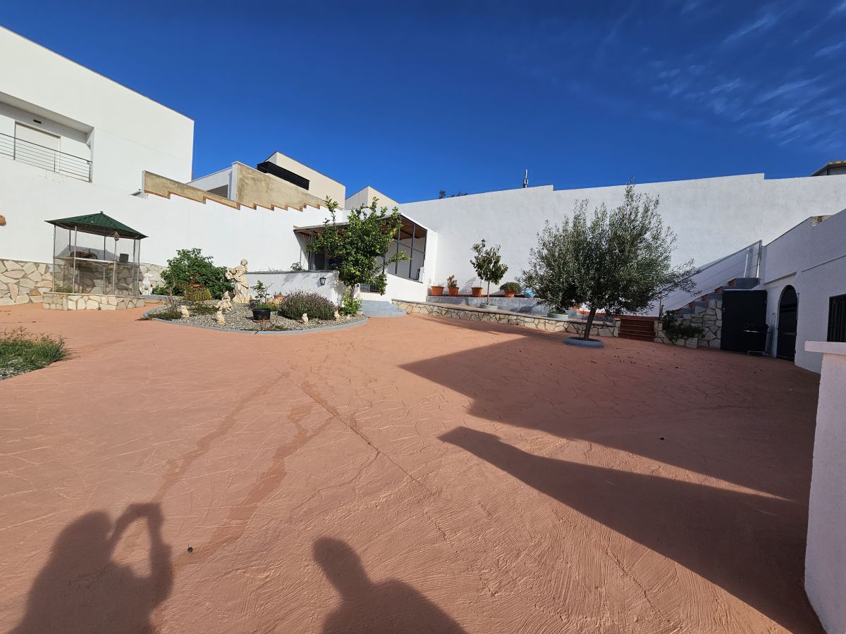 Vista exterior de Casa o xalet en venda en La Bisbal del Penedès amb Terrassa