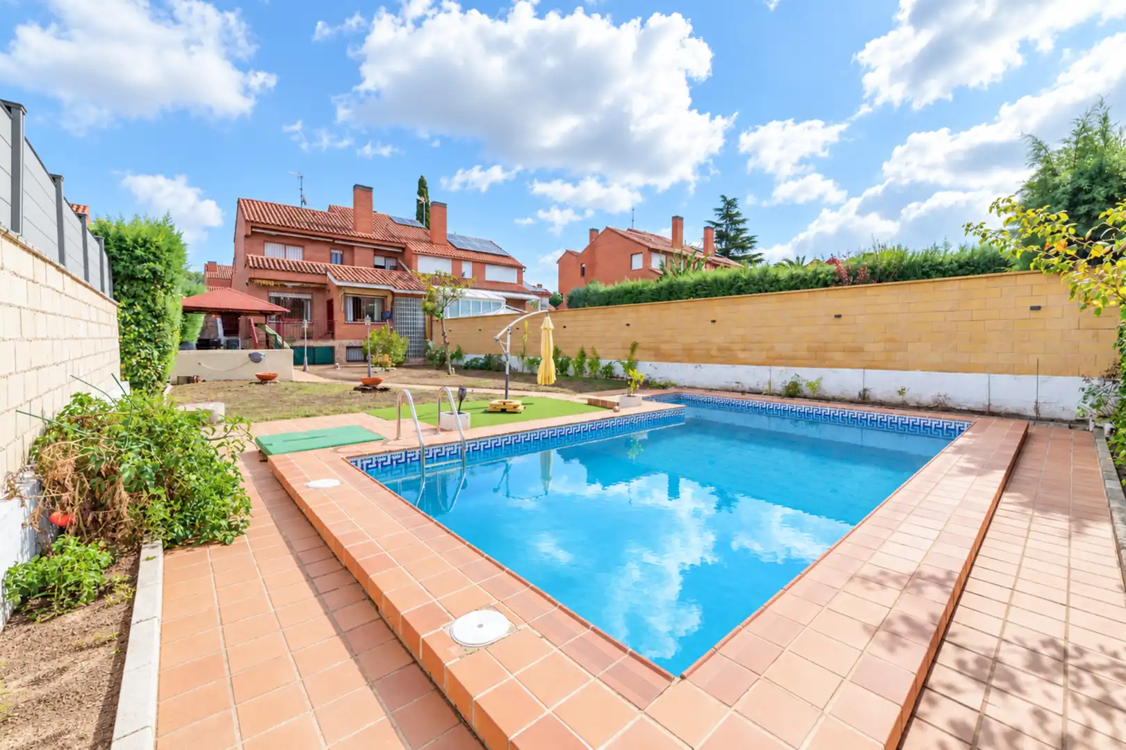 Piscina de Casa o xalet en venda en Urbanizaciones