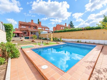 Villa mit Pool zum Verkauf in Calle del Río Jarama