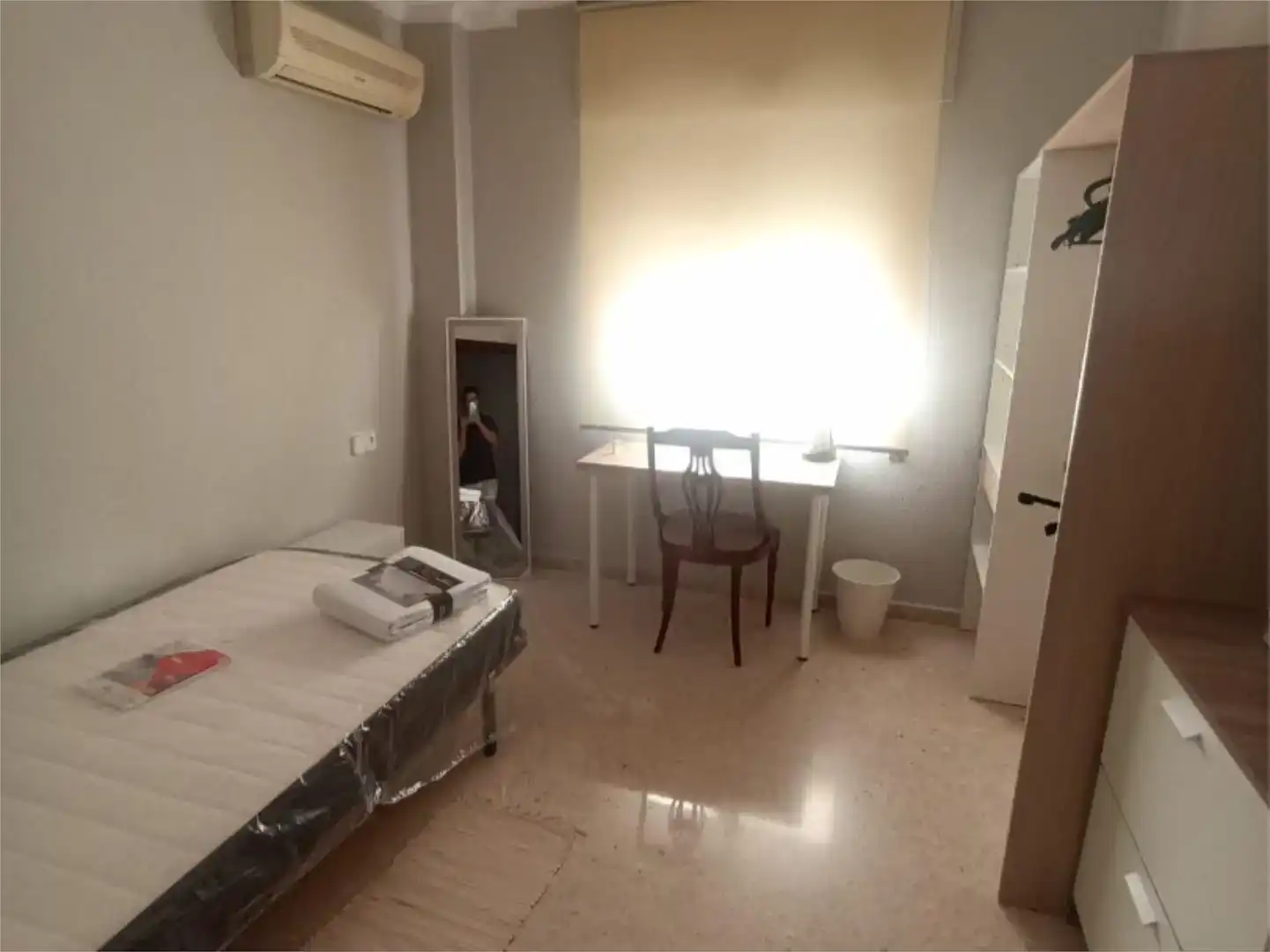 Schlafzimmer von Wohnung zur Miete in Cabra mit Klimaanlage und Balkon