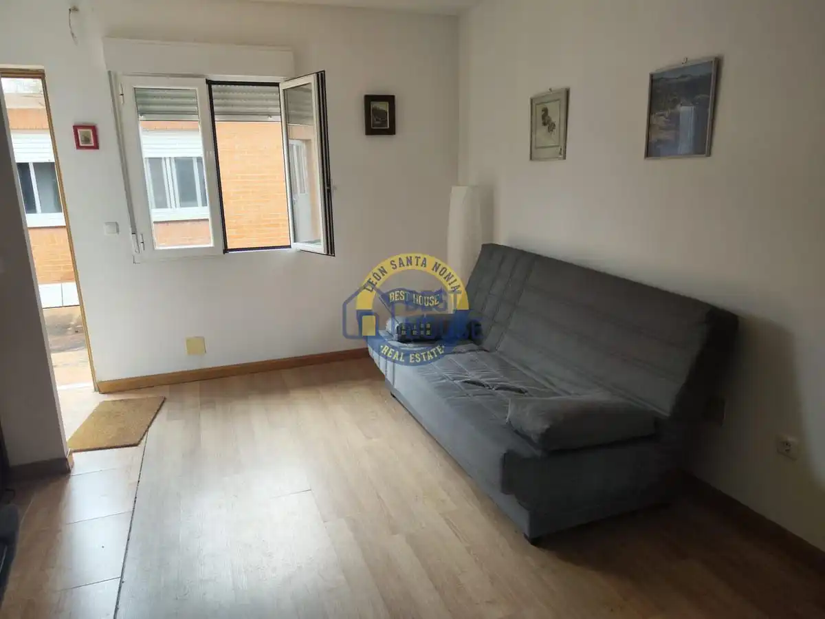 Dormitori de Apartament en venda en Villaquilambre amb Parquet i Moblat