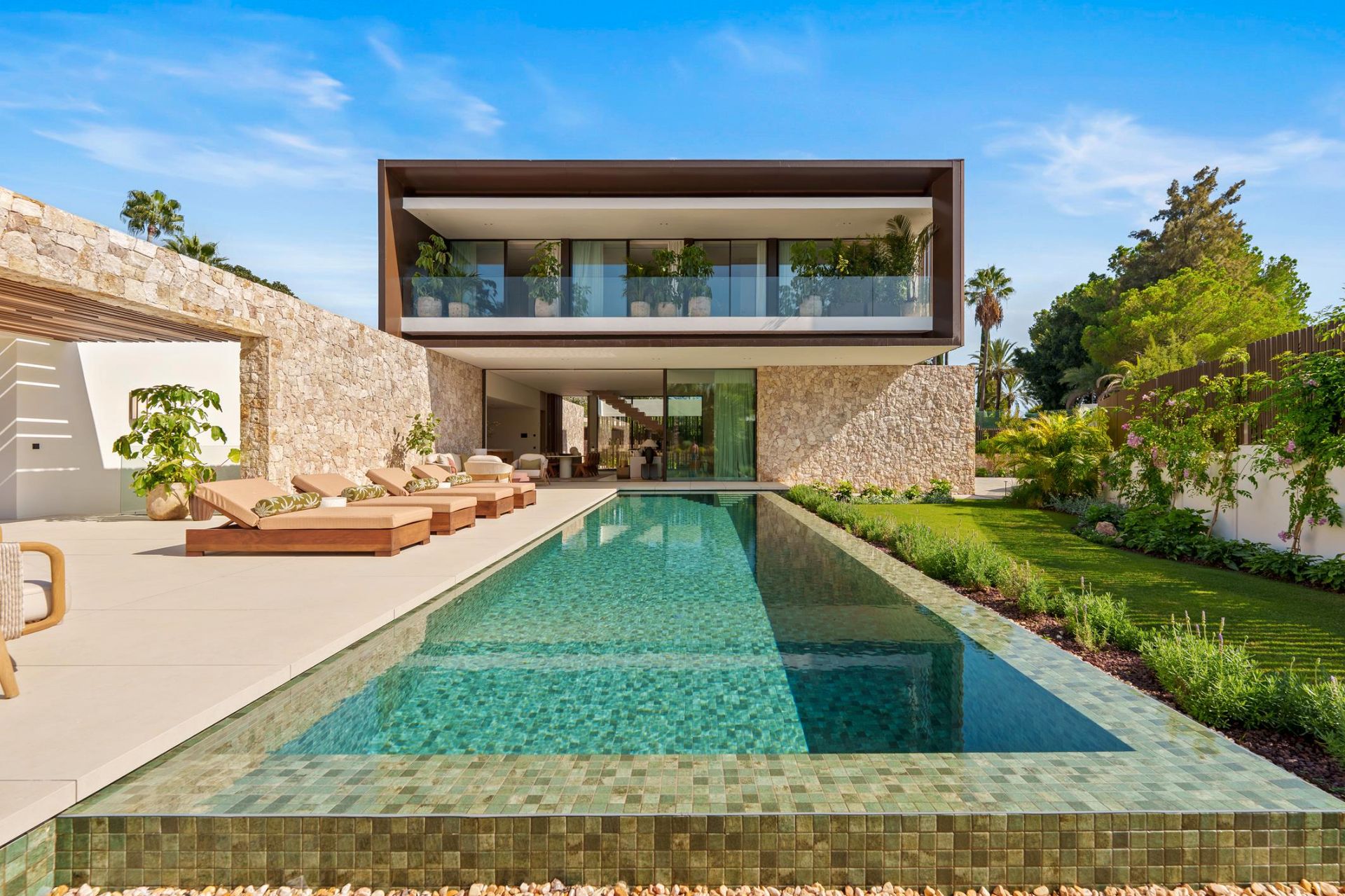 Swimming pool of House or chalet for sale in Marbella  with Air Conditioner, Heating and Private garden