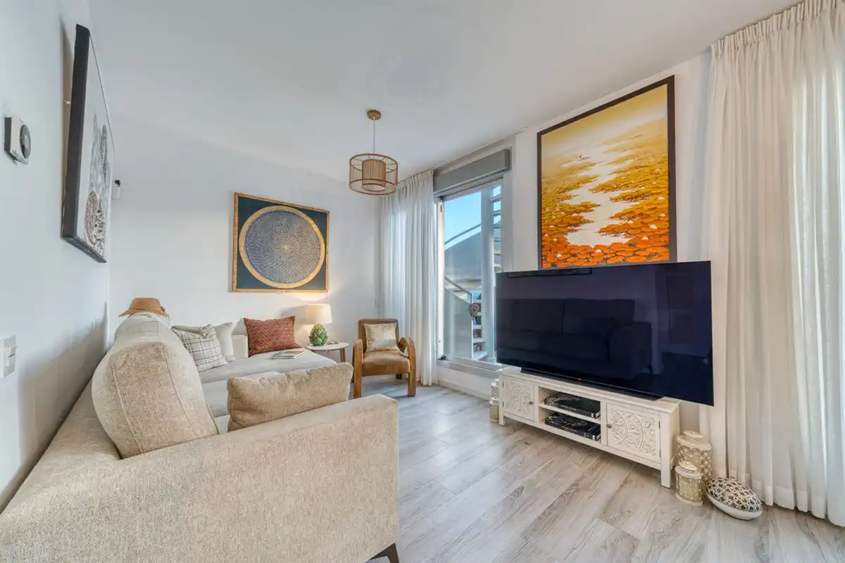 Wohnzimmer von Dachboden zum Verkauf in Estepona mit Klimaanlage, Terrasse und Abstellraum