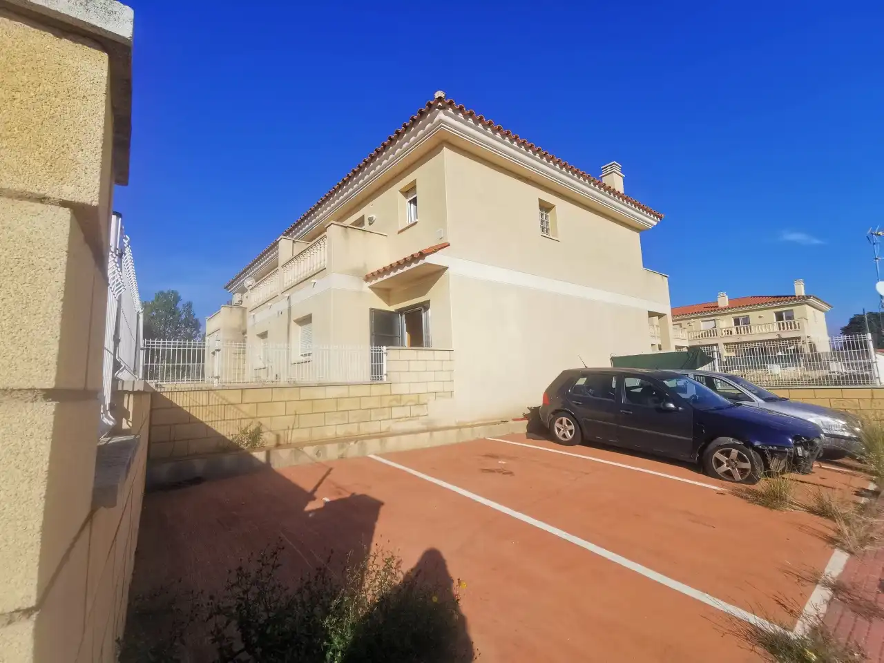 Vista exterior de Casa adosada en venda en Mont-roig del Camp amb Jardí privat, Balcó i Piscina comunitària