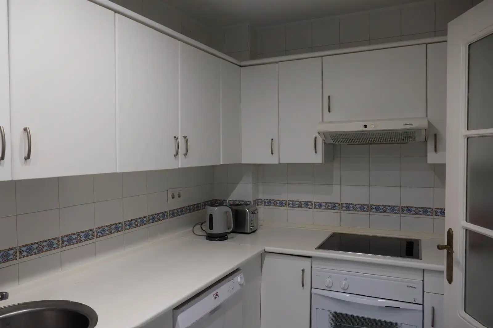 Cuina de Apartament en venda en Estepona amb Jardí privat, Terrassa i Piscina comunitària