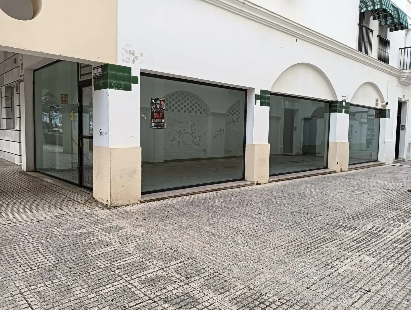 Locale commerciale in affitto a Calle Valdés 16
