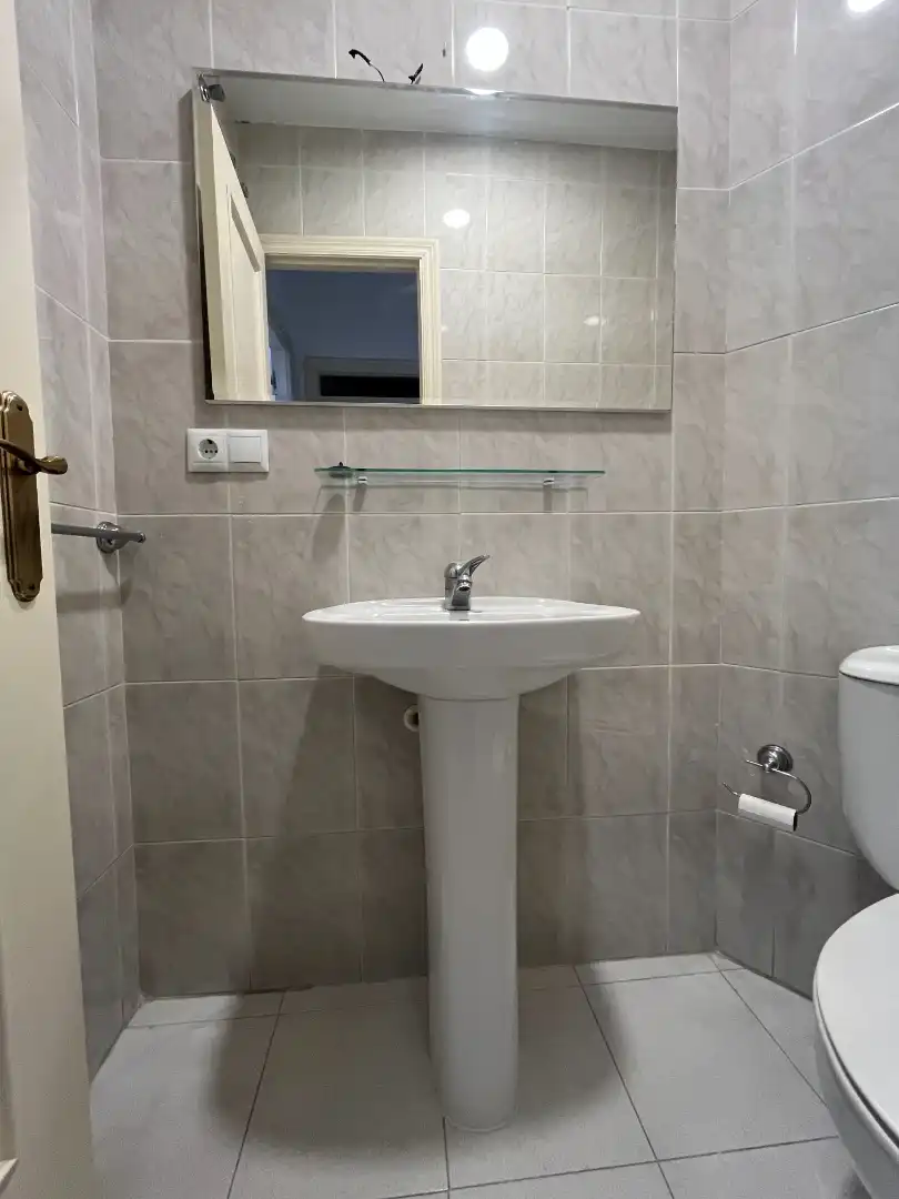 Baño de Piso de alquiler en Salobreña con Aire acondicionado, Terraza y Amueblado