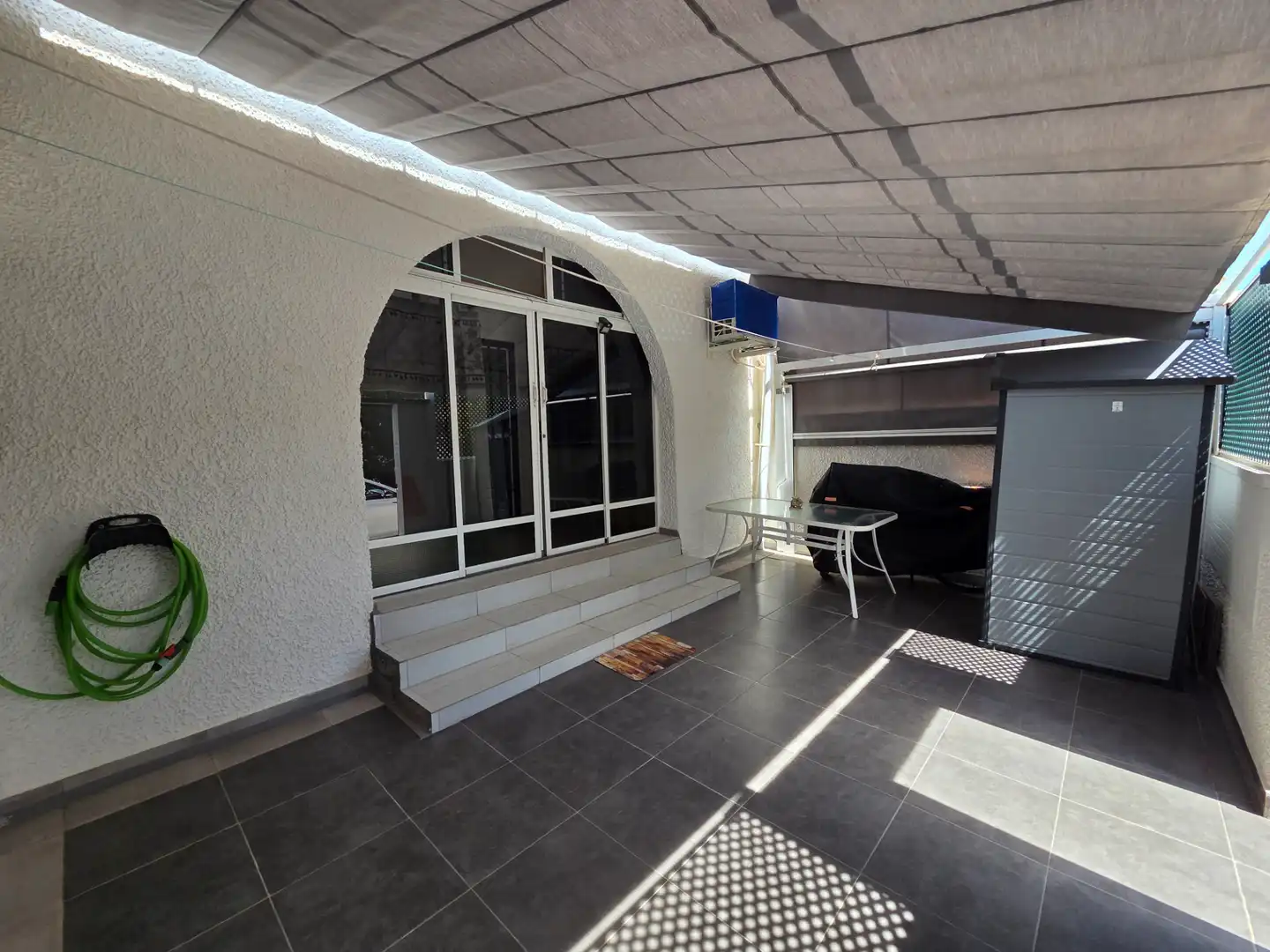Terrasse von Einfamilien-Reihenhaus zum Verkauf in Torrevieja mit Klimaanlage, Terrasse und Abstellraum