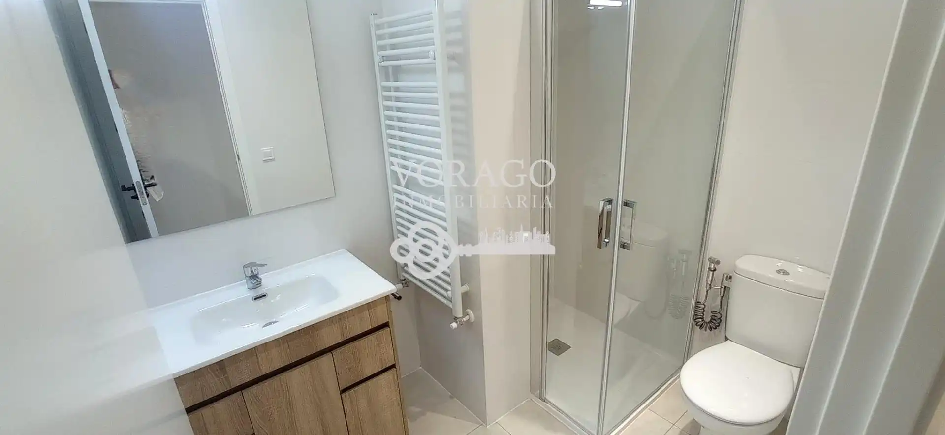 Baño de Piso para compartir en Pryconsa - Juan de Austria