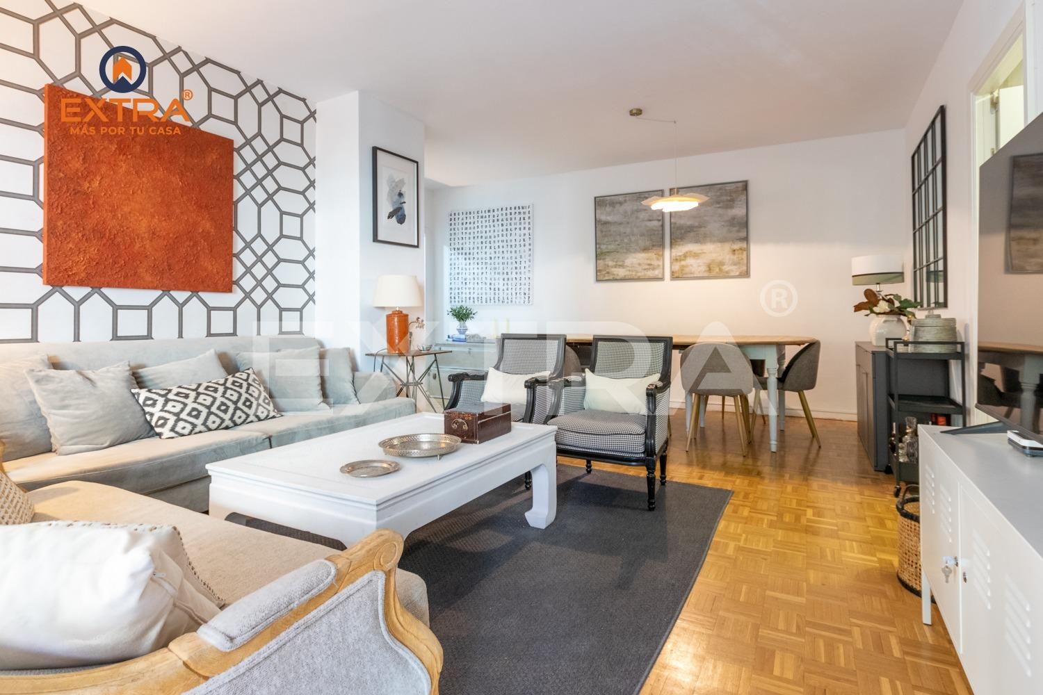 Sala de estar de Piso en venta en  Madrid Capital con Calefacción, Jardín privado y Parquet