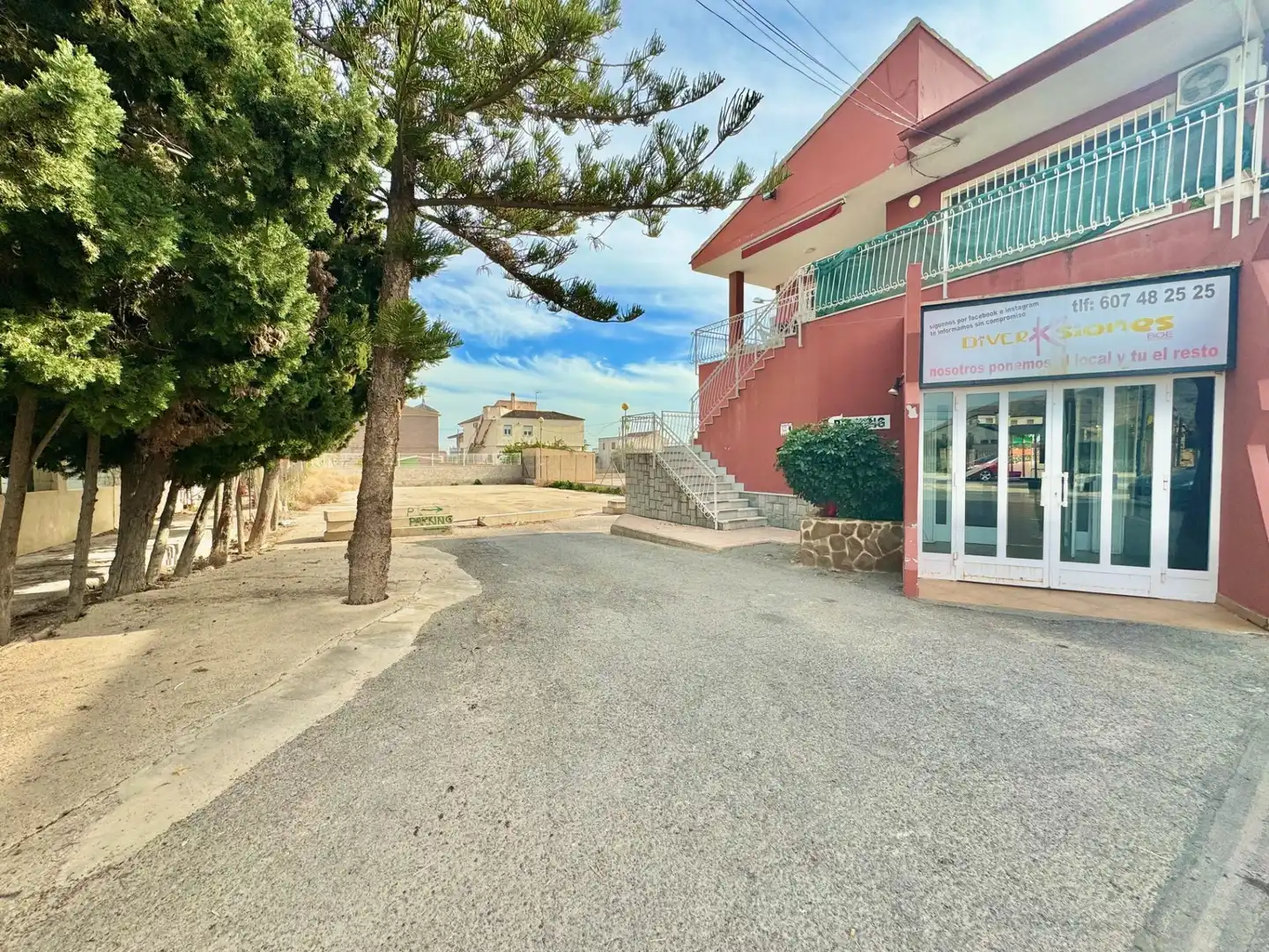 Vista exterior de Casa o xalet en venda en Orihuela amb Aire condicionat, Calefacció i Jardí privat