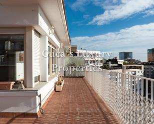 Vista exterior de Àtic en venda en  Barcelona Capital amb Terrassa, Traster i Piscina