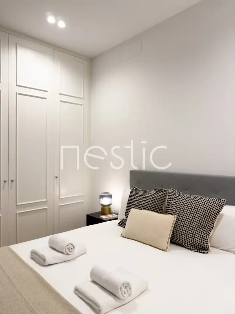 Dormitori de Apartament de lloguer en Madrid amb Aire condicionat, Calefacció i Moblat