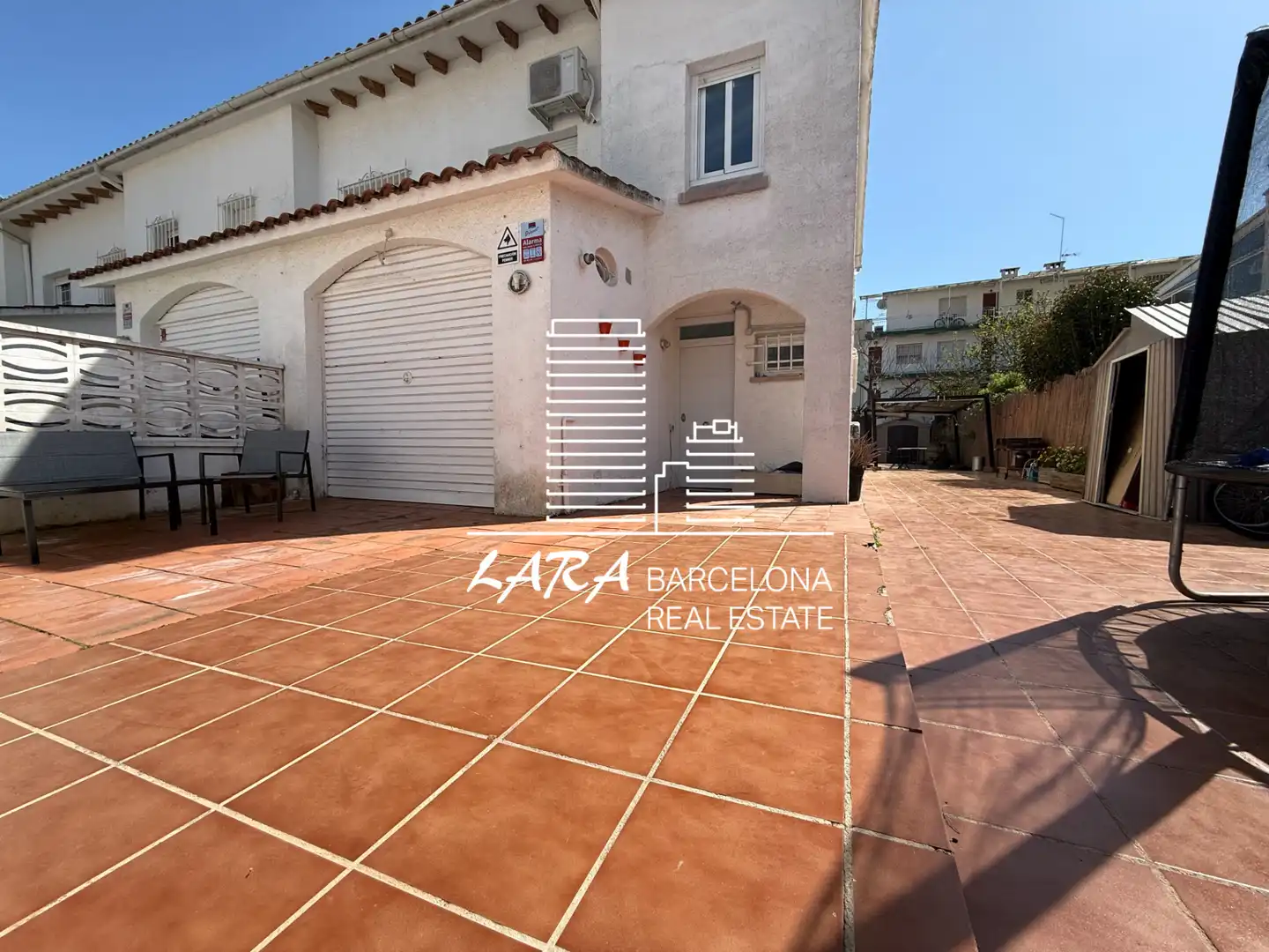 Vista exterior de Casa adosada en venda en Castelldefels amb Aire condicionat, Jardí privat i Terrassa