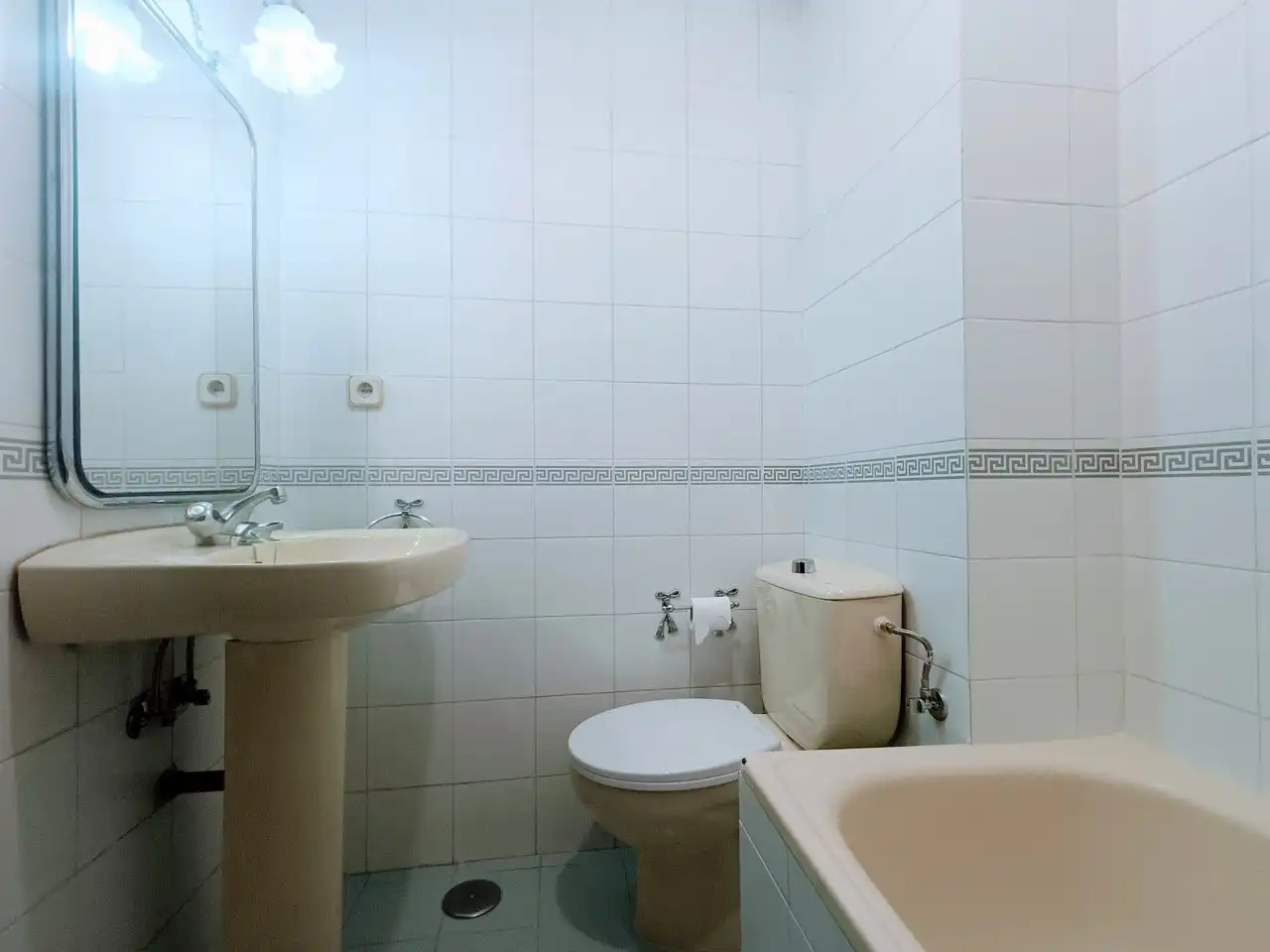 Bathroom of Flat for rent in Madrid  with Heating and Parquet flooring