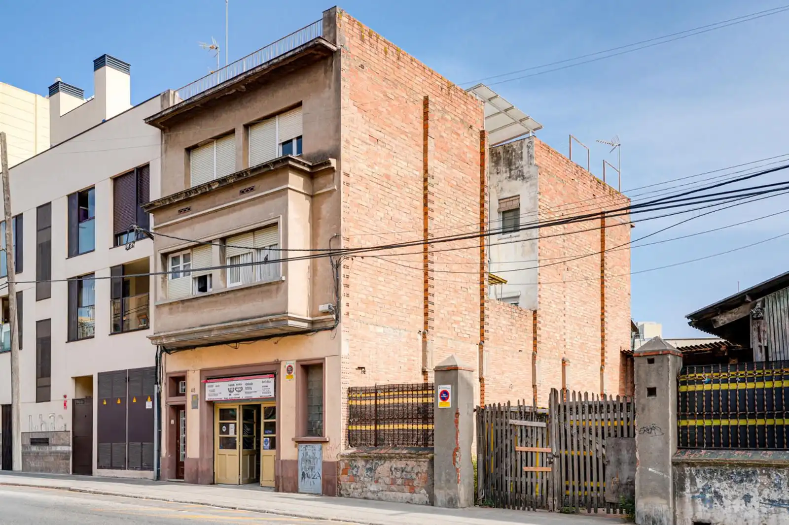 Vista exterior de Edifici en venda en Sant Feliu de Llobregat