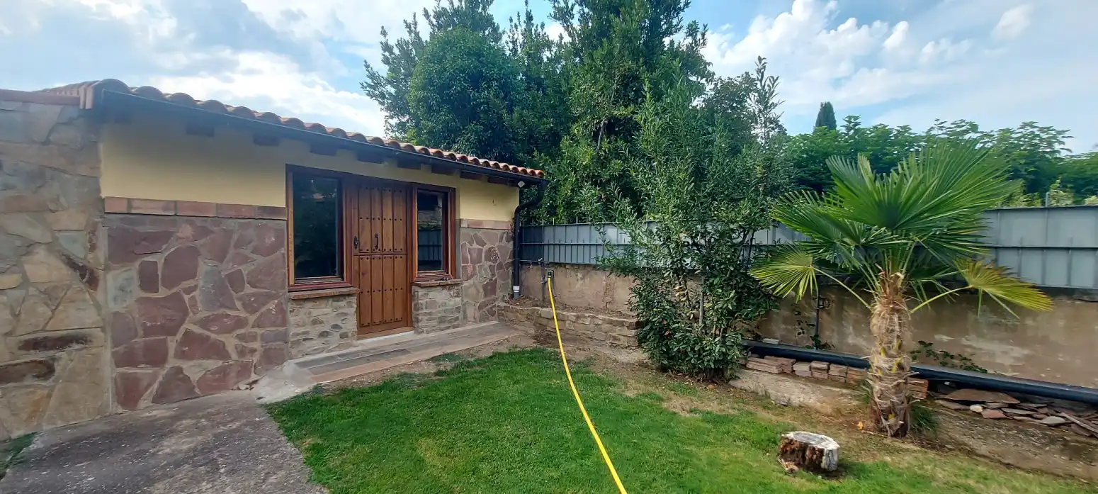 Vista exterior de Casa o chalet en venta en Albelda de Iregua con Aire acondicionado, Calefacción y Jardín privado