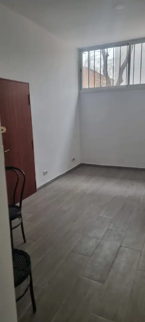 Dormitori de Local en venda en Barcelona amb Parquet, Moblat i Alarma