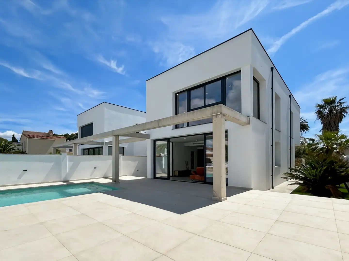 Außenansicht von Einfamilien-Reihenhaus zum Verkauf in Empuriabrava mit Klimaanlage, Heizung und Schwimmbad