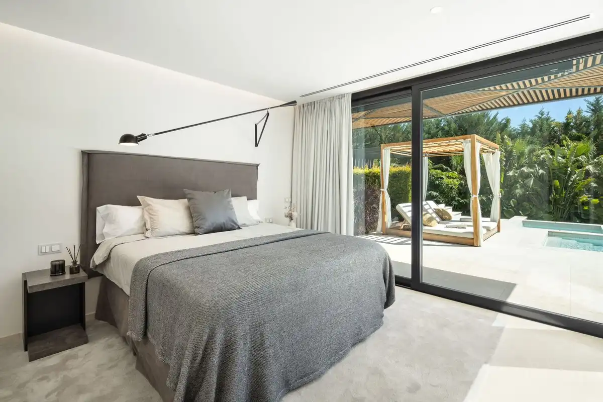 Dormitori de Casa o xalet de lloguer en Marbella amb Aire condicionat, Jardí privat i Terrassa