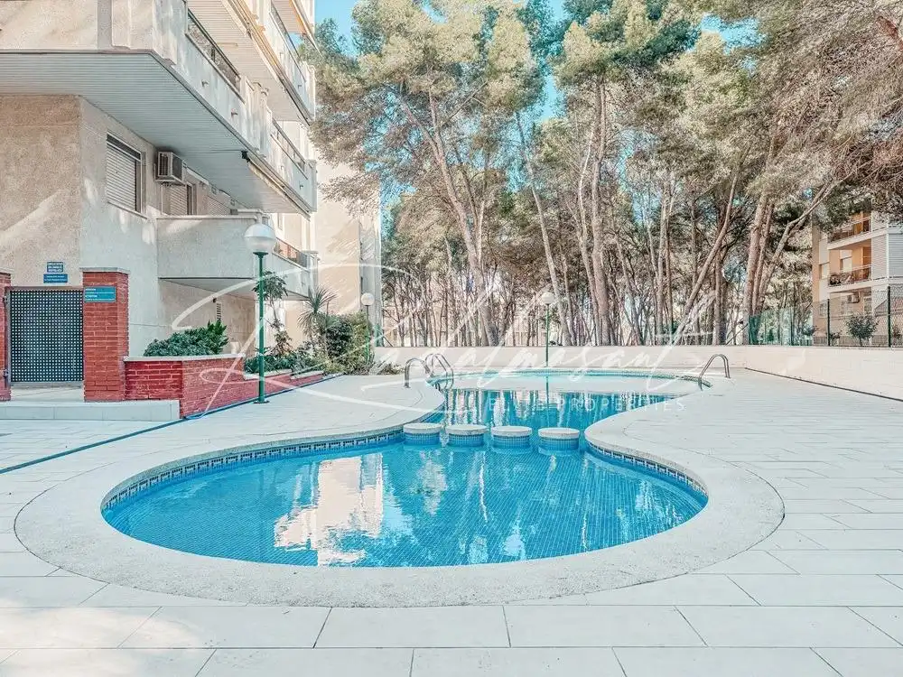 Piscina de Piso en venta en Salou con Calefacción, Terraza y Amueblado