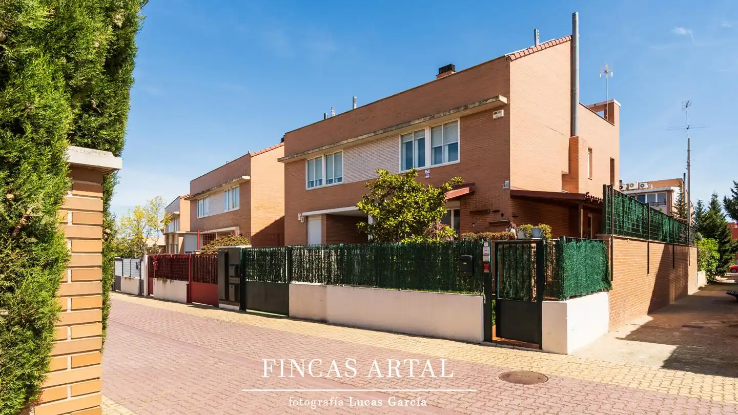 Exterior view of Houses for sale in Zaragoza  with Air Conditioner, Heating and Private garden